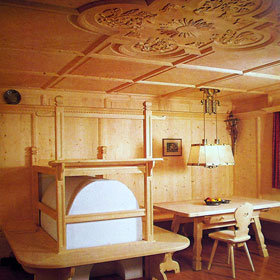 intaglio su legno decorativo a casa