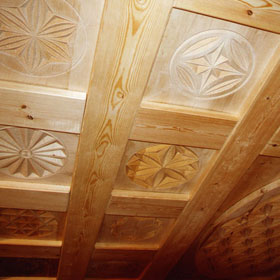 soffitto decorato in legno