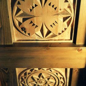 soffitto decorato in legno