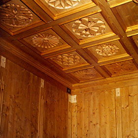 soffitto decorato in legno