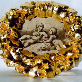 intaglio su legno decorativo dorato