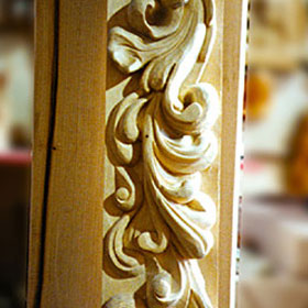 cornice decorativa su legno
